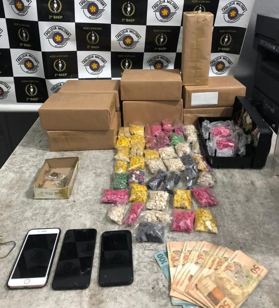 Pol Cia Prende Trio Respons Vel Por Enviar Drogas Pelos Correios