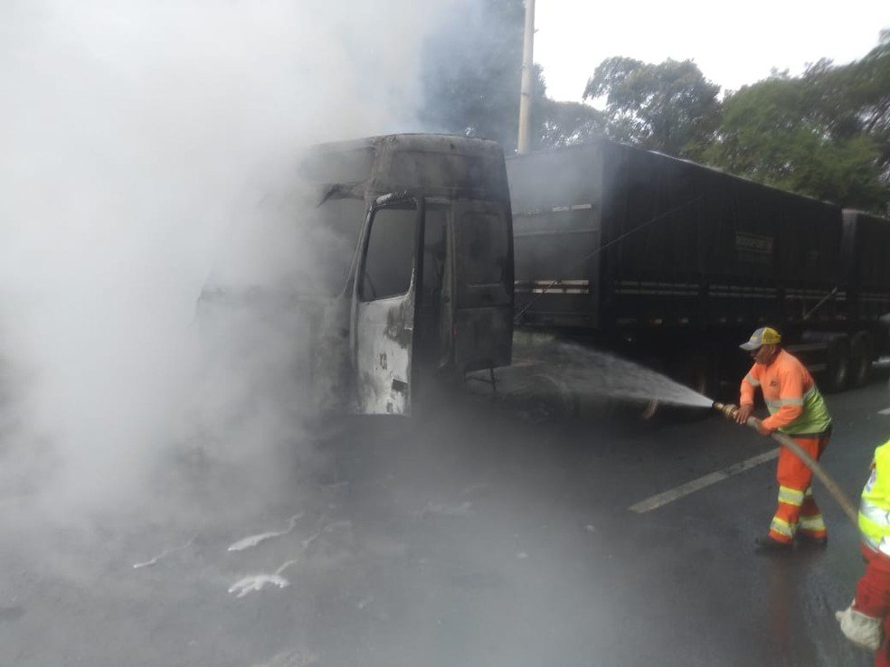 Carreta Pega Fogo Na Anchieta E Interdita O Tr Nsito Litoral Sp