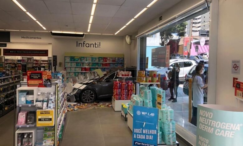 Carro invade farmácia de Jundiaí