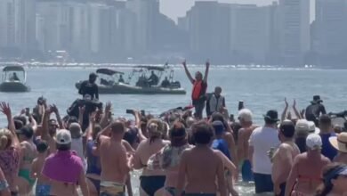 Bolsonaro curte praia no litoral e causa mais aglomerações