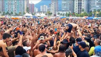 Bolsonaro vem à Santos e causa aglomeração na praia