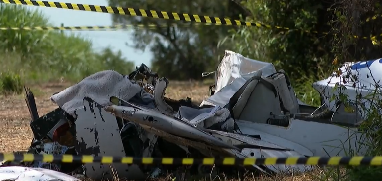 Avião cai e deixa 2 mortos