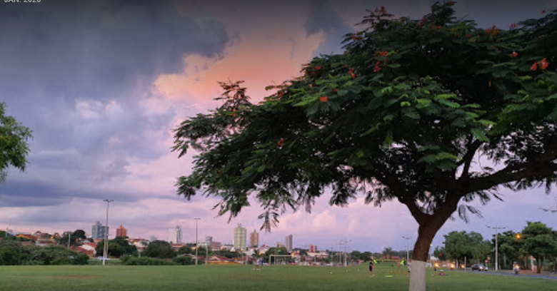 Revitalização no campo de futebol na região dos Lagos