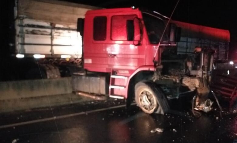 Acidente deixou motorista ferido.