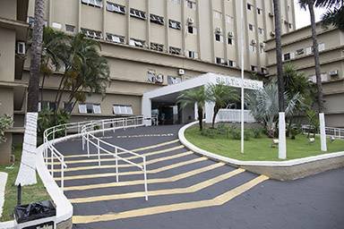 Vítima é golpeada por morador de rua e internada em estado grave