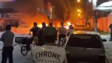 VÍDEO - Combustível de carro vaza e provoca explosões em rua do Litoral