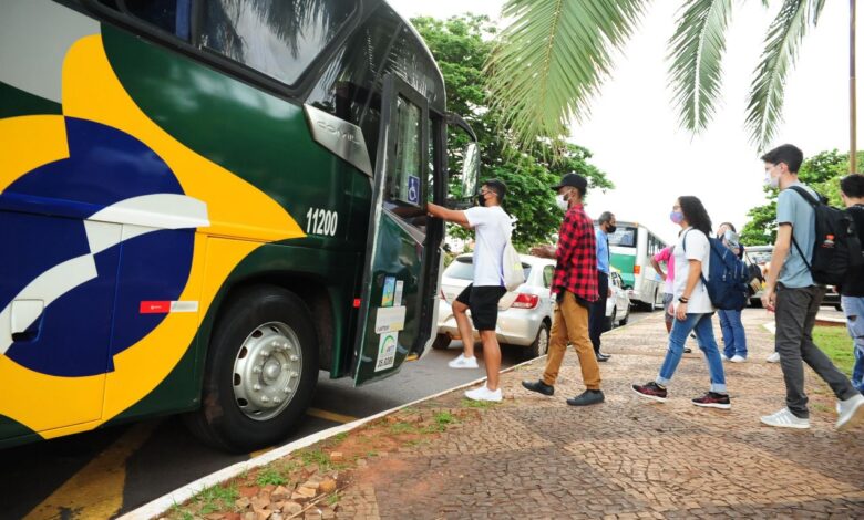 Aumento de 60% do subsídio para transporte universitário.