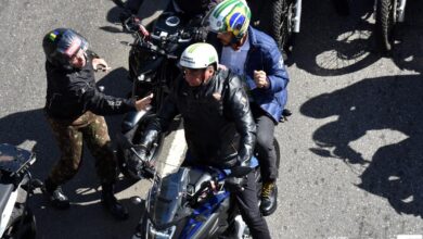 VÍDEO - Bolsonaro participa de motociata em rodovia de São Paulo