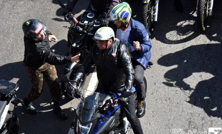 VÍDEO - Bolsonaro participa de motociata em rodovia de São Paulo