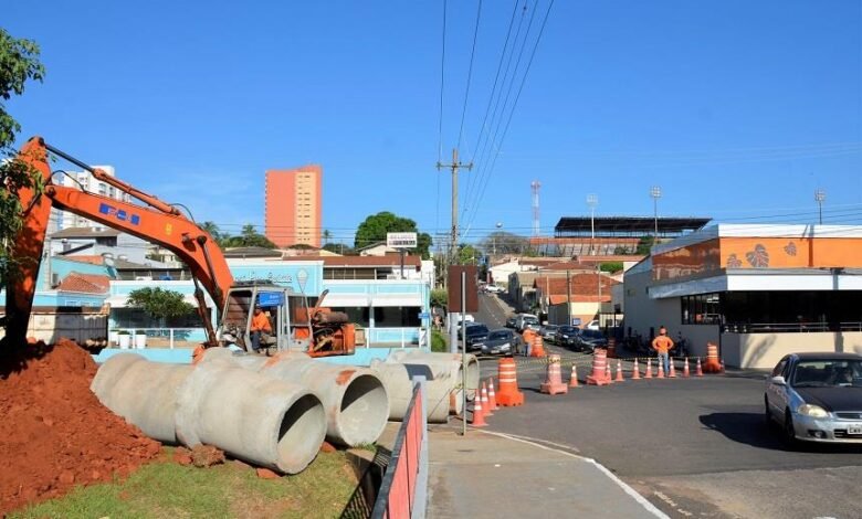 Rua Benjamin Constant passa por obras para escoamento da água da chuva