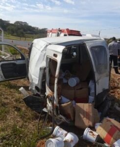 Motorista causa acidente e não presta socorro às vítimas.