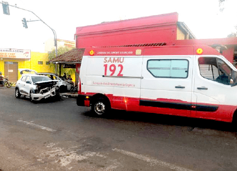 Grave acidente entre dois veículos deixa duas pessoas feridas