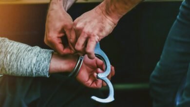 Homem é preso com 93 porções de drogas Homem é preso com 93 porções de drogas