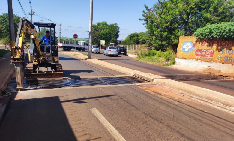 Obras em Barretos bloqueia via