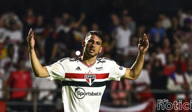 São Paulo vence o Santos em clássico polêmico do Brasileirão