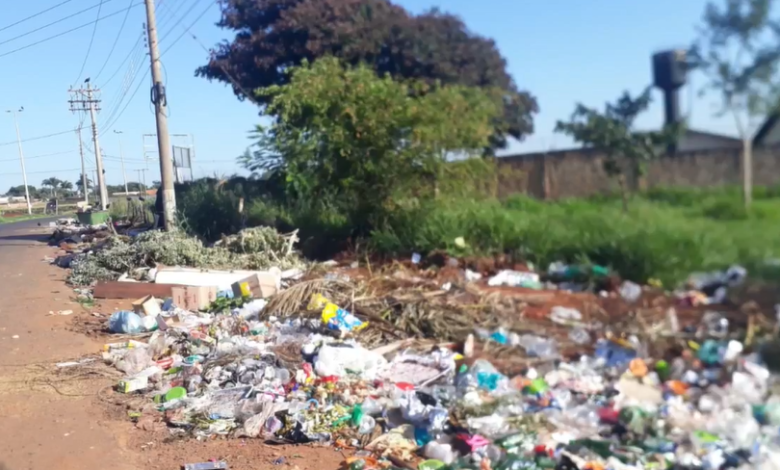 Prefeitura faz limpeza de lixão a céu aberto em Barretos