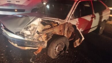 Colisão entre dois carros deixa mulher gravemente ferida