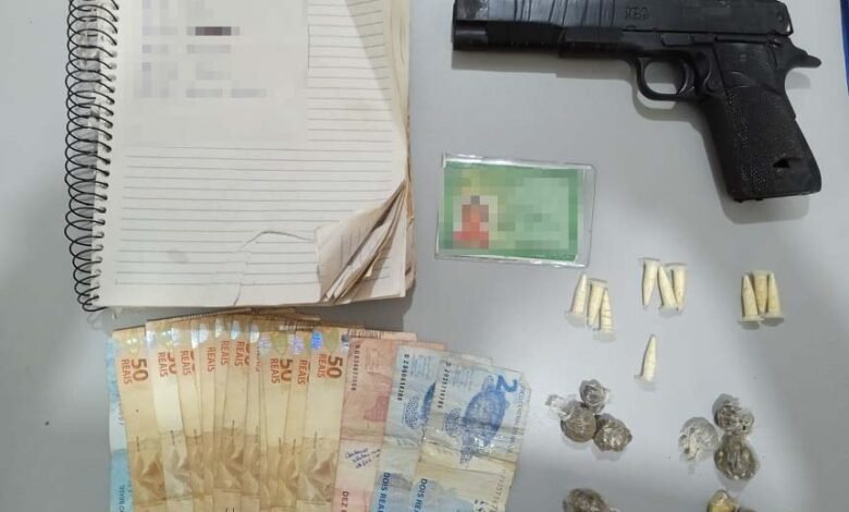 Policiais prendem dois homens por tráfico de drogas