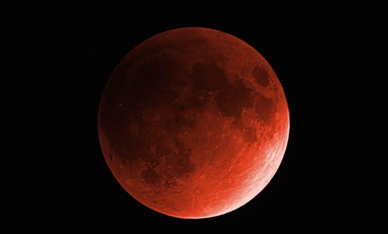 VÍDEO - "Lua de Sangue" faz os brasileiros madrugarem para ver o fenômeno