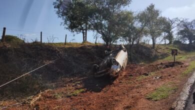 Mulher perde o controle do veículo e capota