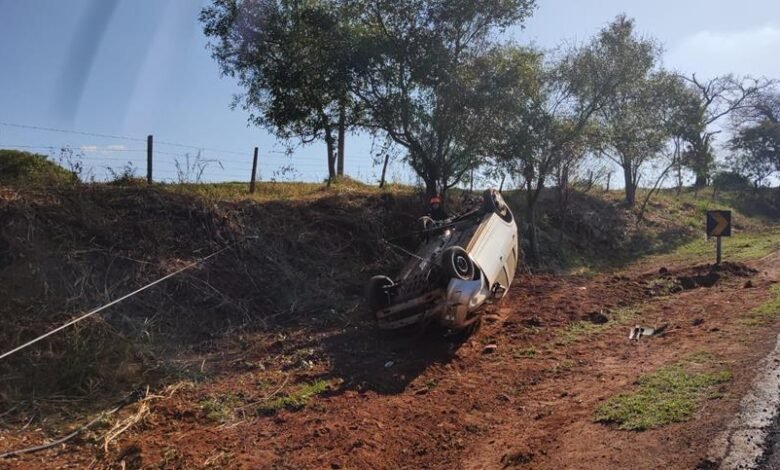 Mulher perde o controle do veículo e capota