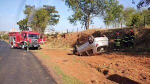 Mulher perde o controle do veículo e capota 