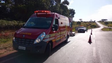 Mulher fica ferida após perder controle da moto