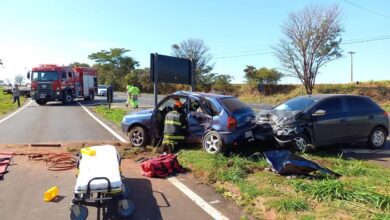 Acidente grave deixa vítima presa nas ferragens