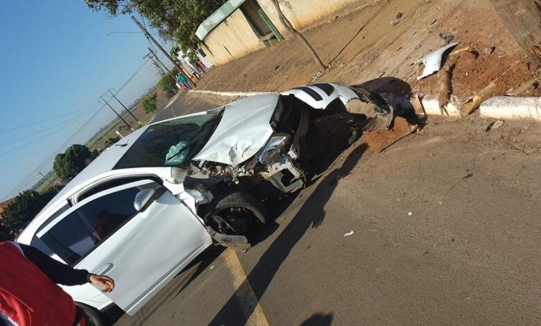 Carro colide com poste tendo duas jovens e uma criança de três anos