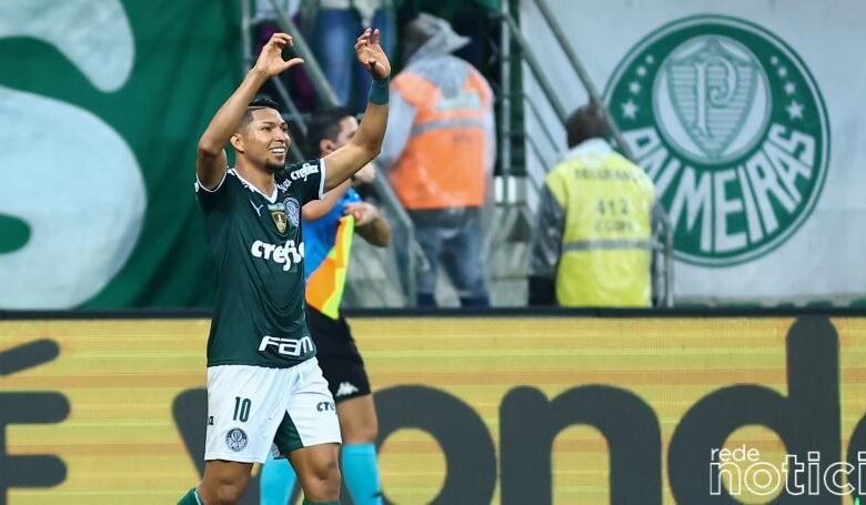 Palmeiras massacra o Botafogo e vira líder do Brasileirão