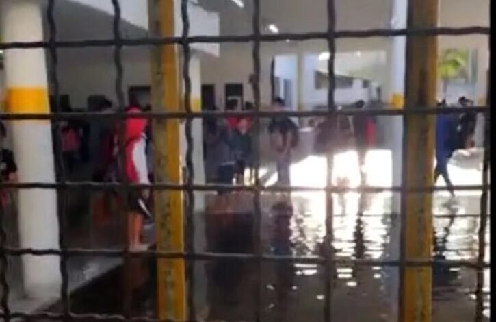 VÍDEO - Escola em Santos é inundada por conta da maré alta
