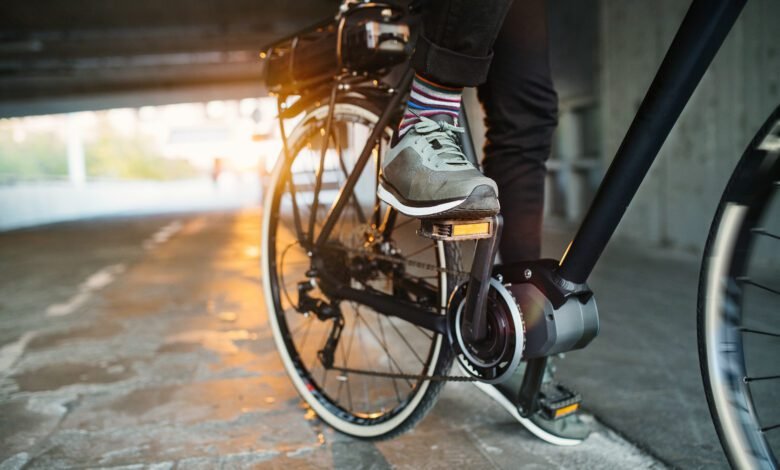 Ciclista é socorrido após acidente com caminhão