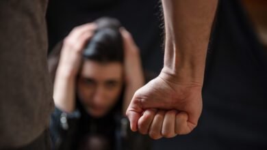 Violência doméstica e descumprimento de ordem judicial.