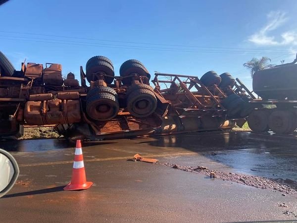 Carreta tomba e deixa trânsito lento na Rodovia Assis Chateaubriand