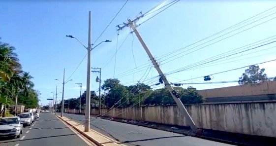 Colisão entre caminhão e poste afetou o fornecimento de energia