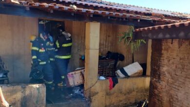 Casa pega fogo e moradores conseguem fugir do local