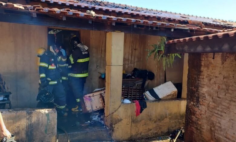 Casa pega fogo e moradores conseguem fugir do local