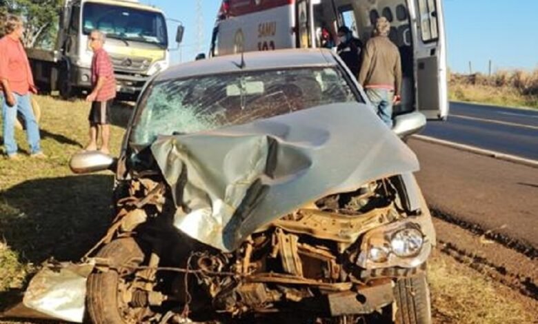 Motorista perde o controle do carro, atravessa a pista e bate em árvore