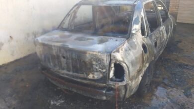 Incêndio destrói carro estacionado em garagem