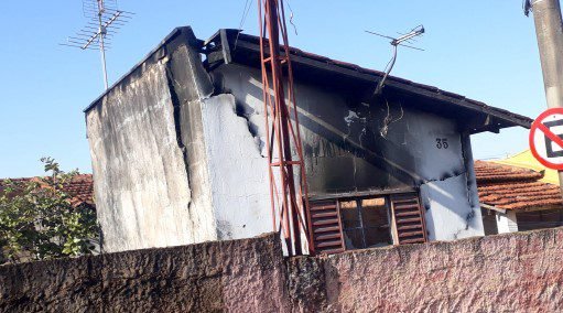 Senhora sofre queimaduras de 3º grau durante incêndio em residência