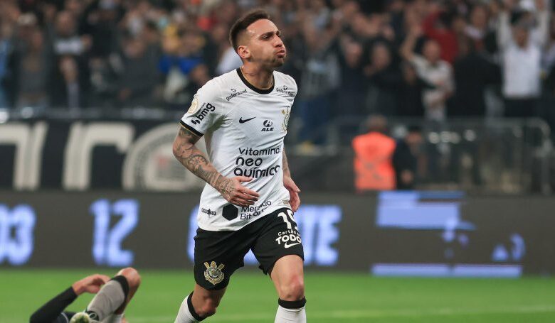 Corinthians sofre, mas vence o Botafogo e segue na vice-liderança do Brasileirão