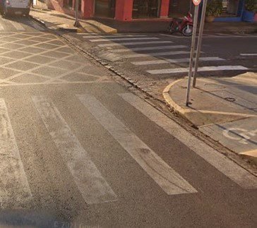 Mulher passa mal e perde o controle da moto