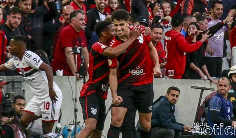 São Paulo perde para o Athletico-PR em Curitiba e estaciona no meio da tabela do Brasileirão