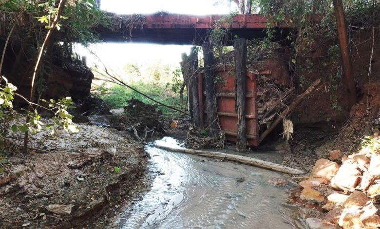 Ponte da Estrada das Palmeiras é bloqueada por apresentar risco à população