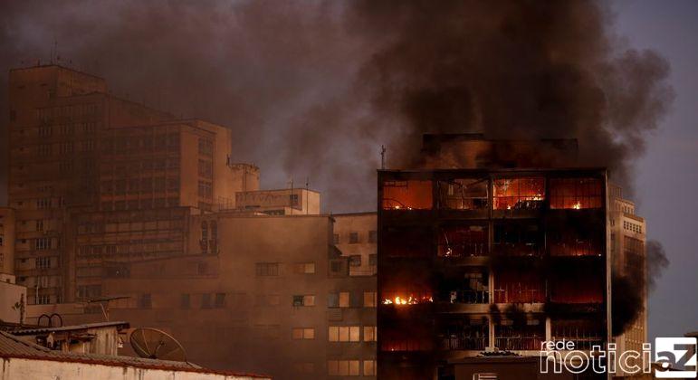 Incêndio destrói prédios comerciais no Centro de São Paulo