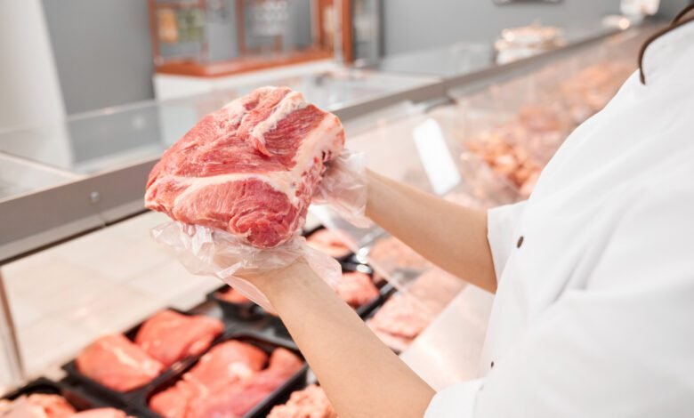 Mulher é levada a delegacia suspeita de furtar carne