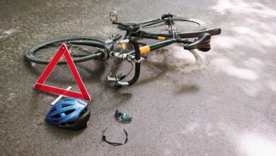 Ciclista é atropelada por moto e condutor foge sem prestar socorro