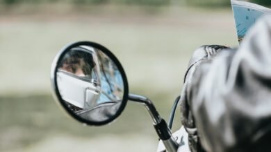 Motociclista fratura o braço em acidente com carro