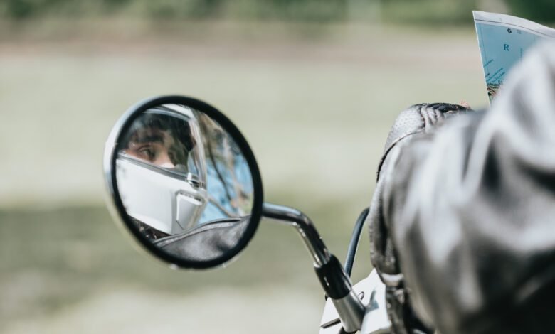 Motociclista fratura o braço em acidente com carro