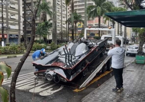 Batmóvel é flagrado sendo guinchado em famosa avenida do Litoral